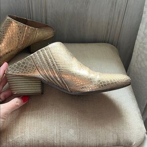 BCBGeneration Lori Gold Snakeskin Pointed Toe Mules – Size 9
